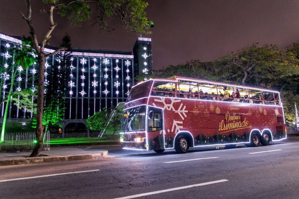 João Pessoa ganha passeio especial de Natal em ônibus iluminado