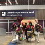 Desembarque dos primeiros passageiros contou com festa no saguão