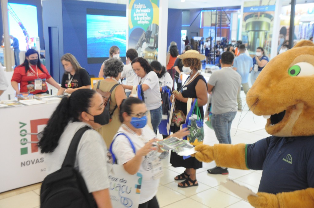 Festival das Cataratas reúne 5 mil pessoas e 1,3 mil marcas 1 Agentes de viagens interagem com o mascote da Princesa dos Campos