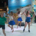 Apresentação de dança no estande do Brasil