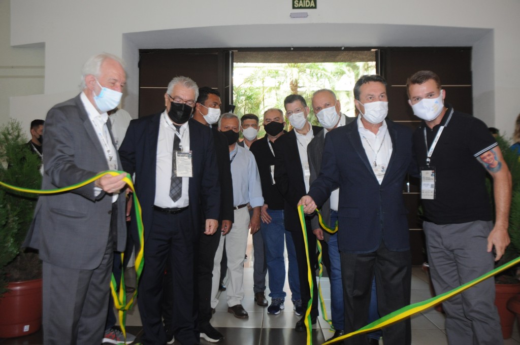 Festival das Cataratas abre as portas para agentes e expositores em Foz 1 Corte da fita abriu oficialmente a feira de turismo e negócios do Festival das Cataratas