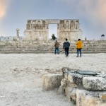 Ruínas da civilização romana se tornam molduras para fotografias da sociedade moderna. Foto: Ana Azevedo