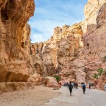 Ao longo do caminho na cidade de Petra há trechos largos e estreitos, que parecem se encaixar como em um quebra-cabeça