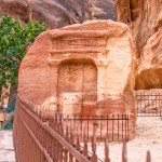 Por todo o caminho da entrada de Petra até o Tesouro há monumentos de que presentam pequenos templos de adoração aos deuses