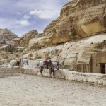 Na entrada para Petra estão dispostos beduínos que oferecem serviço de guia e passeios a cavalo