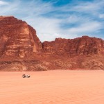 No deserto de Wadi Rum o passeio pode ocorrer de 4x4 ou camelo. Foto: Ana Azevedo
