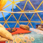 A decoração interna da tenda panorâmica tem um contraste de cores ornam com a paleta do exterior. Foto: Ana Azevedo