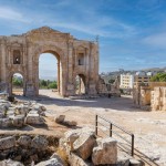 O  Arco de Adriano é uma construção romana de 11 metros de altura que serve como portão para uma das entradas de Jerash. Foto: Ana Azevedo