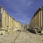 Colunas delimitam o caminho cidade adentro em Jerash
