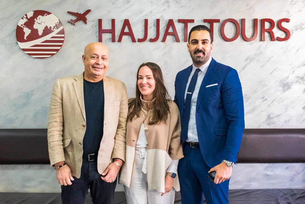 Jordânia para todos: muito além do turismo religioso 5 Hassan Hajjat e Tareq Al-Hatamleh, CEOs da Hajjat Tours & Travel com Patrícia Bastos, representantes da empresa no Brasil