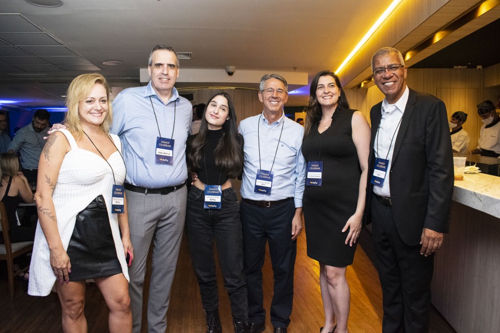 Cercado pela equipe e amigos, a Befly comemora sua recepção no mercado e os planos para o próximo ano