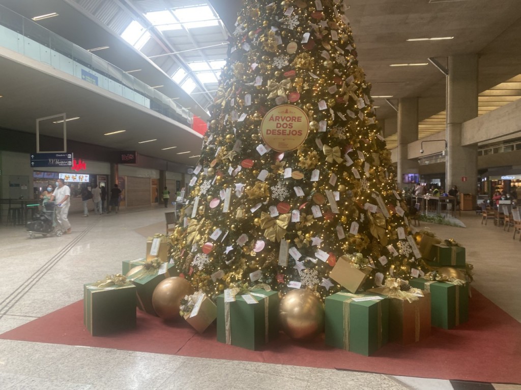 Árvore de Natal decorada com  cartas de crianças e visitantes do BH Airport