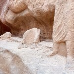 Dentre as muitas esculturas em petra, esta mostra um homem e dois camelos, sinalizando que ali era rota comercial