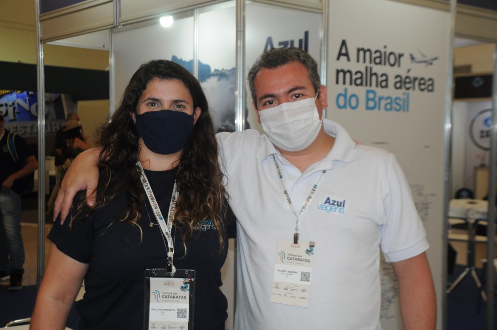 Azul Viagens celebra recorde de passageiros e voos dedicados no verão 1 Giulliana Mesquita e Ricardo Bezerra, da Azul Viagens