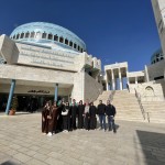 Na Mesquita do Rei Abdullah , s mulheres devem cobrir a cabeça e o corpo com uma vestimenta específica