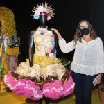 Ruth Avelino, presidente da PBTur posa ao lado do vestido típico da festa junina da Paraíba