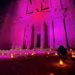 No Petra by Night ao final da apresentação, luzes coloridas redefinem o cenário intimista criado pelas velas