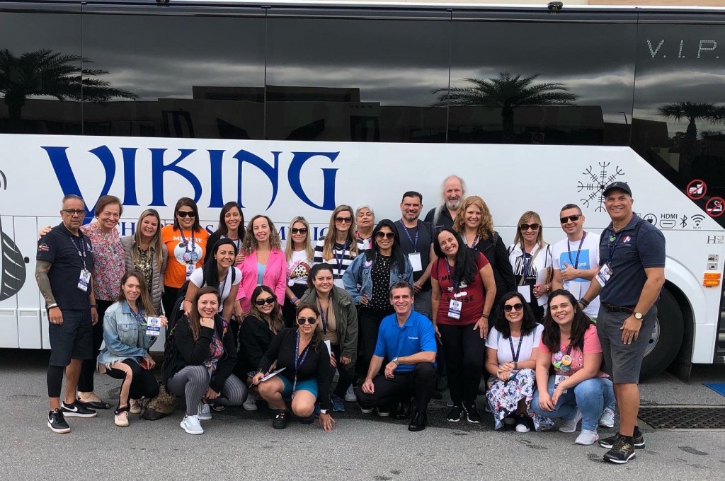 Patrick Yvars do Visit Orlando com o grupo e o Ceo da Viking Charters - John Hulsewe