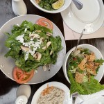 Saladas e molhos estão presentes em todas as entradas nos restaurantes