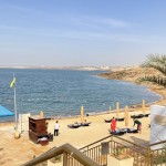 Vista da praia do Hilton Dead Sea Resort & Spa, a qual chama a atenção pela areia branca. Foto: Ana Azevedo