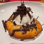 Cookies recheado de pasta de amendoim com sorvete de baunilha e chocolate Cookies recheado de pasta de amendoim com sorvete de baunilha e chocolate