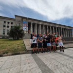 Grupo do famtour na frente da Faculdade de direito UBA, localizada no CABA