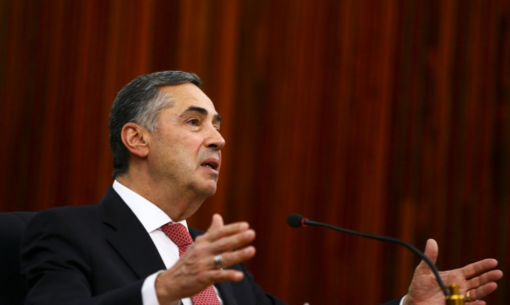 O presidente do Tribunal Superior Eleitoral (TSE), Luís Roberto Barroso, durante entrevista coletiva.