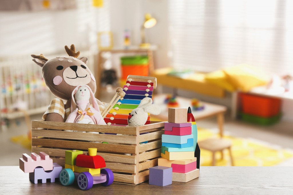 Rede Windsor promove campanha de Natal para arrecadação de brinquedos Set of different cute toys on wooden table in children's room