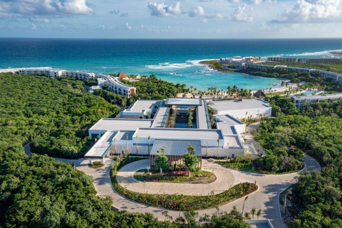 O resort configura a estreia da marca no Caribe mexicano.