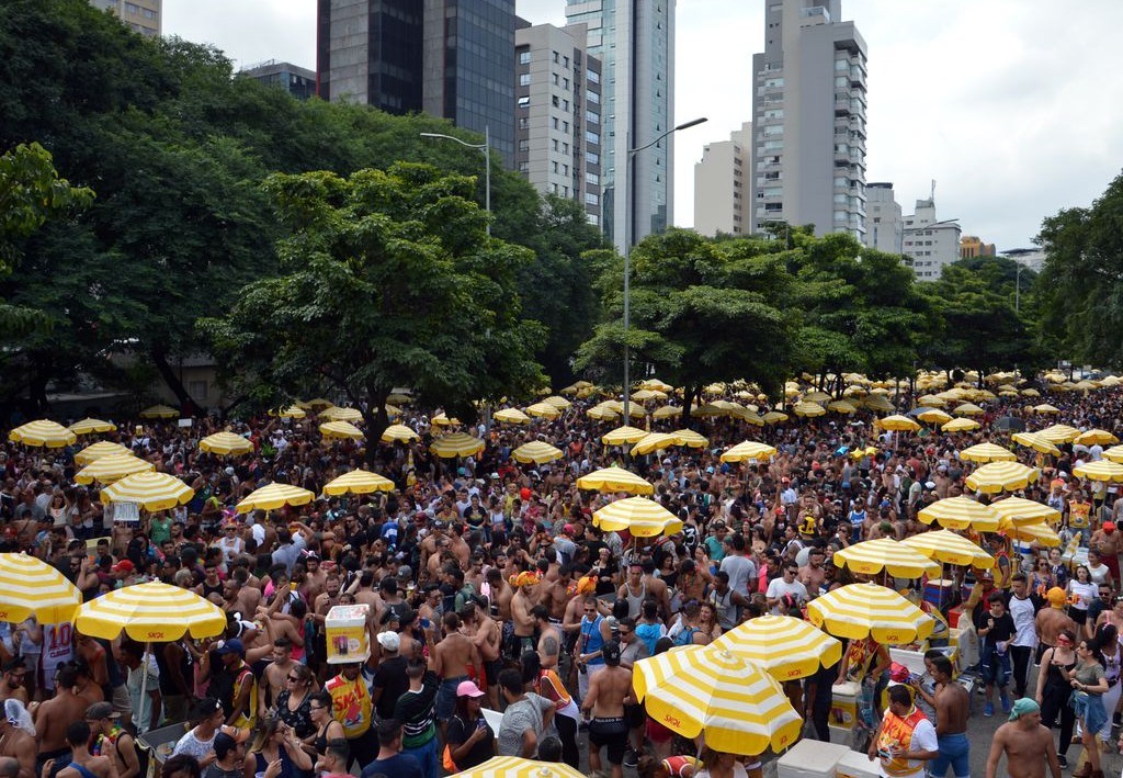 São Paulo - Cerca de 2 milhões de foliões curtem o pós carnaval com show de Cláudia Leite na Avenida 23 de Maio (Rovena Rosa/Agência Brasil)