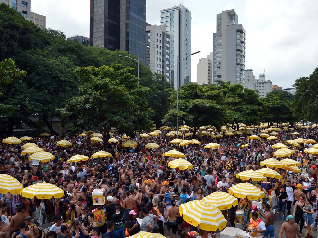 Carnaval de SP movimenta 2,7 milhões de visitantes e cresce 11% nas passagens Cerca de 2 milhões de foliões curtem o carnaval de São Paulo (Rovena Rosa/Agência Brasil) Carnaval de SP movimenta