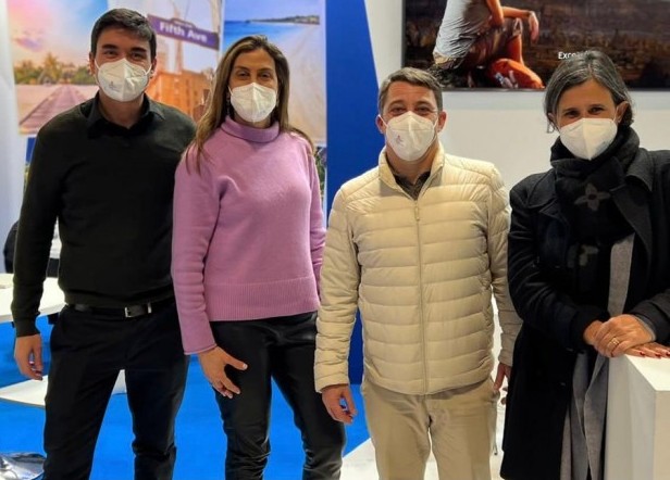 Abreu participa da Fitur em busca de novos negócios Equipe Abreu no stand da Abreu On-line durante Fitur 2022