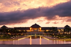 RCD Hotels investe em remodelação de hotéis; novas unidades chegam em 2023 2 HRHC_Punta_Cana_Exterior_Dusk