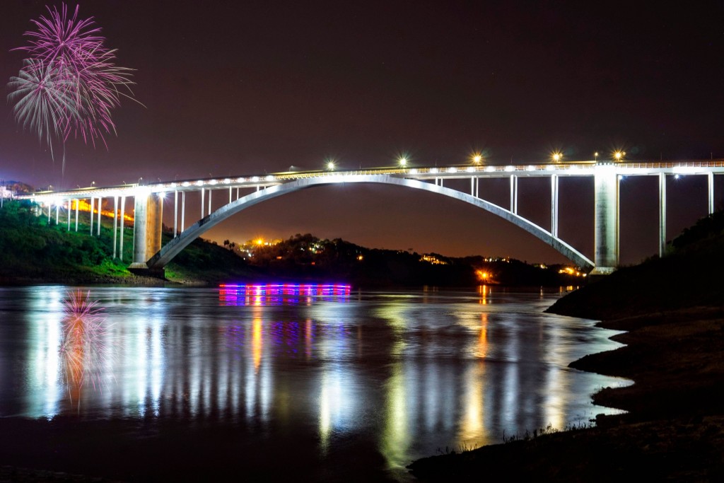 A iluminação em 550 metros da Ponte da Amizade contou com mais de 300 horas de trabalho, envolveu 120 pessoas e é controlada a partir do mirante da Receita Federal no Brasil