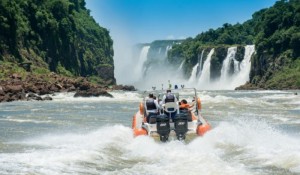 Passeios de barcos seguem sendo realizados nas Cataratas do Iguaçu