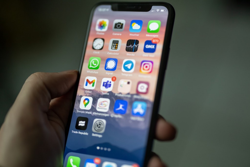 Canais digitais são a preferência de vendas de 76% dos microempreendedores do RJ 1 O WhatsApp é o preferido por 79% dos empreendedores, seguido pelo Instagram (51%), Facebook (47%) e loja virtual própria (15%)