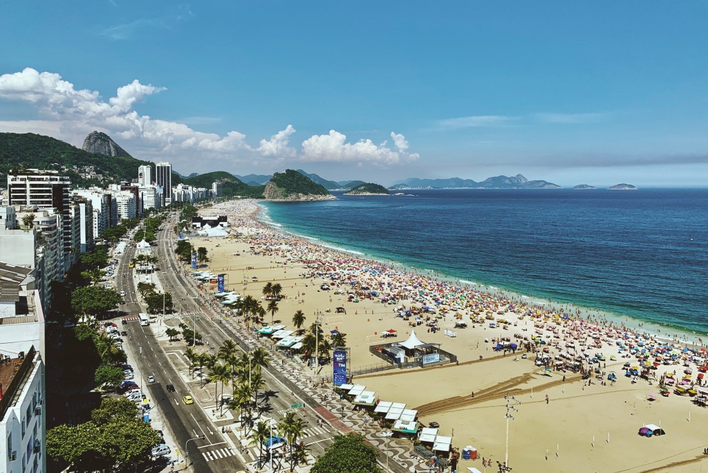 43% dos brasileiros pretendem viajar em 2022, aponta estudo 1 Apesar da vontade de viajar, algumas datas como o Carnaval ainda são incertas para os entrevistados: 45% pretendem passar a data em casa por não se sentirem seguros.