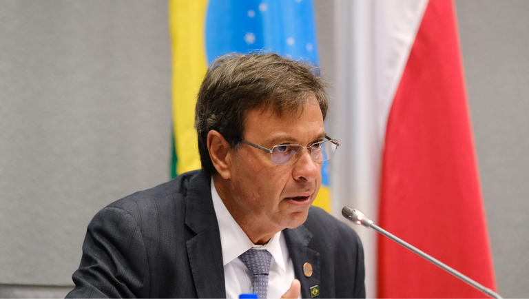 Ministro recebe Medalha de Mérito pela Internacionalização do Turismo na Ibero-América gilson machado roberto castro mtur