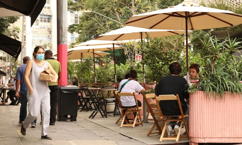 São Paulo - O projeto Ruas SP, da prefeitura de São Paulo, autoriza que bares e restaurantes ocupem com mesas e cadeiras a faixa de rua destinada ao estacionamento de veículos para atendimento público ao ar livre.