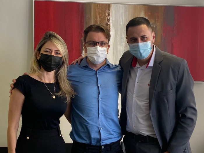 Empresa lança parcelamento de passagens aéreas no boleto sem juros para agências Gabriela Pereira, gerente de Parcerias Santander, André Henry Khouri, presidente da Tec4you, e Guilherme Cardozo, gerente de Relacionamentos Santander. Foto: divulgação