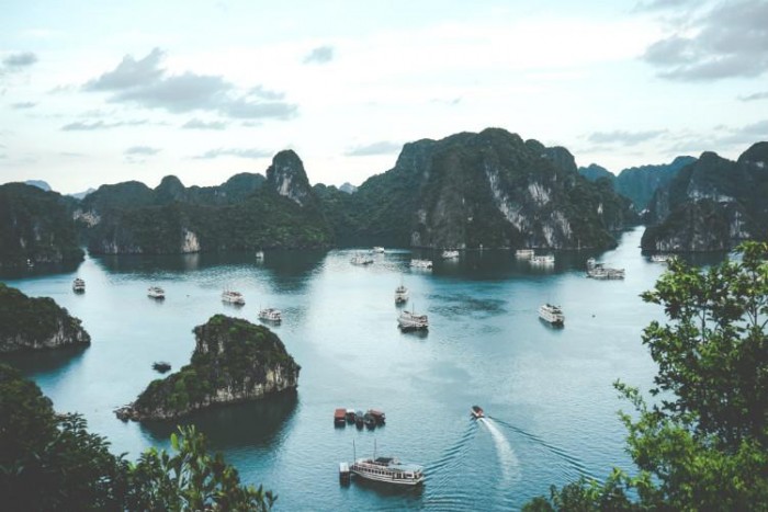 Vietnã e Ilhas Maurício lideram buscas da Emirates para o verão 2025 1 Halong Bay Vietnam Ammie Ngo Unsplash Main e1645030032999 Vietnã e Ilhas Maurício lideram buscas da Emirates para o verão 2025