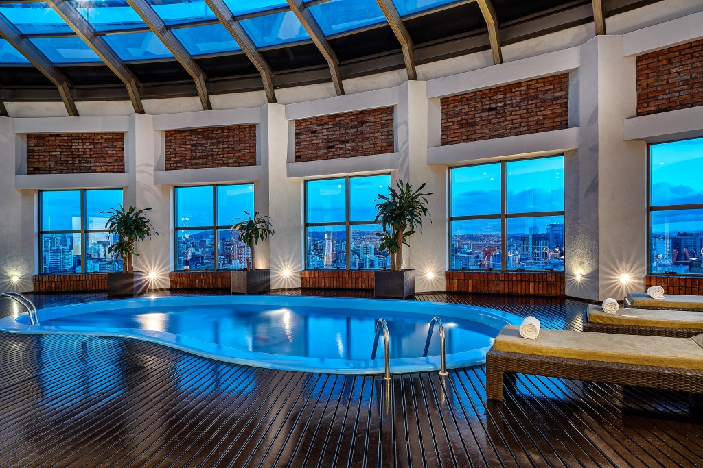 Rede Hilton instala o letreiro da marca na fachada do Hilton Porto Alegre 1 Hilton Porto Alegre Pool