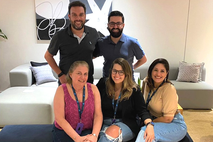 OTA Insight inaugura escritório no Brasil e segue expansão global 1 Ricardo Souza, gerente Sênior de Desenvolvimento de Negócios e Líder da equipe LATAM da OTA Insight, com Felippe Campanha, Pilar Osorio, Erica Scherer e Roberta Osório. (divulgação)