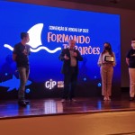 Vice-prefeito Luia Barbacovi discursa durante homenagem feita pela GJP à cidade de Gramado