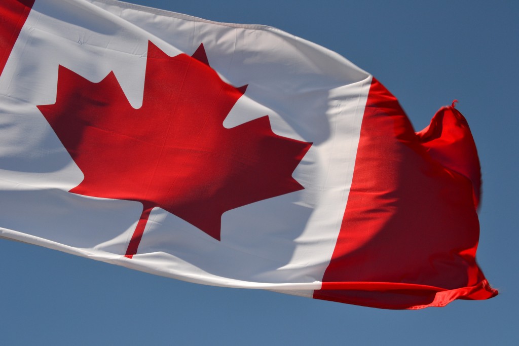 Canadá flexibiliza novas restrições para entrada de turistas canada flag bandeira Praveen Kumar Unsplash