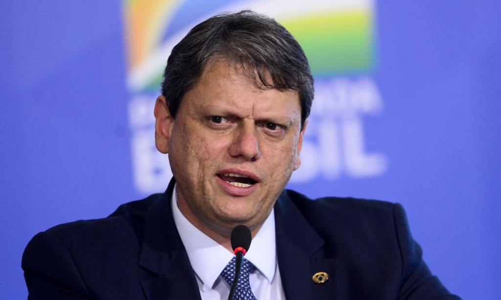 Galeão e Santos Dumont serão leiloados em conjunto 1 O ministro da Infraestrutura, Tarcísio Gomes, durante o lançamento do programa Voo Simples, no Palácio do Planalto.
