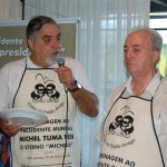 Aldo Siviero recebe o prato símbolo do Clube do Feijão Amigo