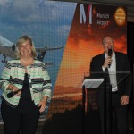 Annette Taeuber, da Lufthansa, e Florian Pöstch, diretor de Rotas e Desenvolvimento de Passageiros do Aeroporto de Munique Annette Taeuber, da Lufthansa, e Florian Pöstch, diretor de Rotas e Desenvolvimento de Passageiros do Aeroporto de Munique