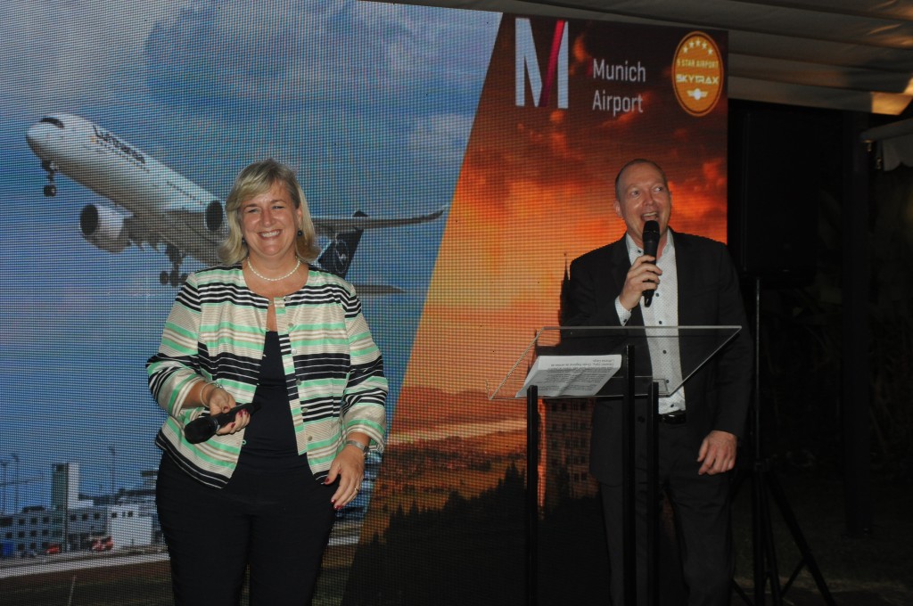 Lufthansa celebra Rio–Munique com festa na Residência do Cônsul da Alemanha Annette Tauber, da Lufthansa, e Florian Pöstch, diretor de Rotas e Desenvolvimento de Passageiros do Aeroporto de Munique