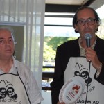 Ao lado do presidente do Clube de Feijão Amigo, Alexandre Tuma recebe a homenagem à Michelão